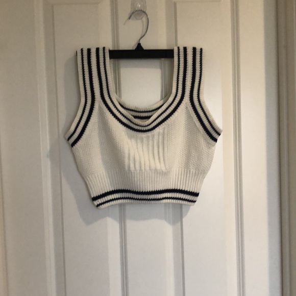 NWT CROP TOP - Picture 2 of 4